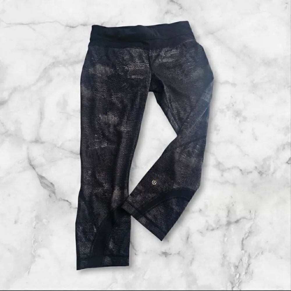 Lululemon Size 6 22" Black & Gray Leggings